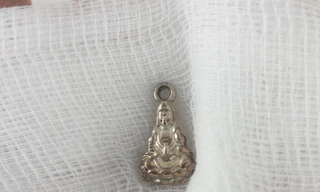 Lấy thành công mặt dây chuyền nằm trong 'vùng kín' bé gái 5 tuổi