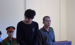 Bị cáo Hiếu (áo thun đen), Thắng (áo sơ mi xám) tại tòa - Ảnh: Kim Hà.