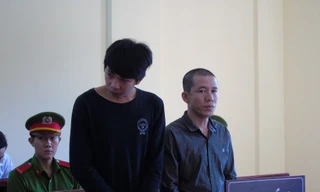 Bị cáo Hiếu (áo thun đen), Thắng (áo sơ mi xám) tại tòa - Ảnh: Kim Hà.