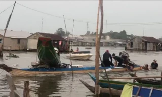 5 thanh niên liều lĩnh đâm thuyền vào công an để cướp lại hàng lậu 