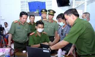 Công an tỉnh An Giang: “Đi từng ngõ, gõ từng nhà”, trắng đêm để cấp CCCD