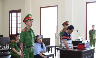 Bị cáo Uyển và bị cáo Hà tại tòa - Ảnh: Kim Hà