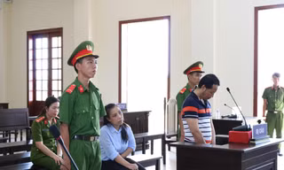 Bị cáo Uyển và bị cáo Hà tại tòa - Ảnh: Kim Hà