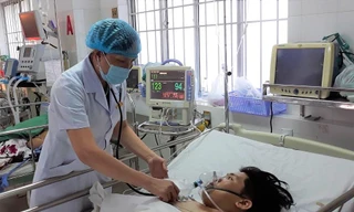 Nam thanh niên vỡ gan vì lao vào xe tải đỗ ven đường