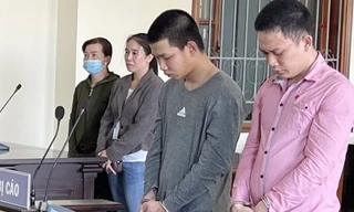 Bị cáo Khang (áo xám) và Đức tại phiên tòa.