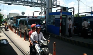 Tài xế dung xe tại các làn để phản ứng việc chỉ sử dung 300m quãng đường QL91 nhưng phải trả tiền cho cả tuyến.