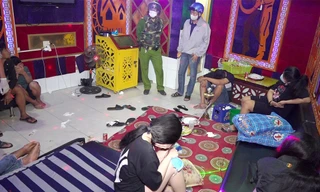 Bắt quả tang 19 nam nữ 'bay lắc' trong quán karaoke lúc nửa đêm