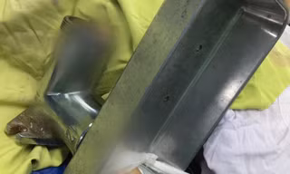 Rút nhầm phích cắm điện, người phụ nữ bị máy xay thịt cuốn nát bàn tay