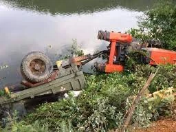 Lái máy cày 'đi bão', 4 người thương vong