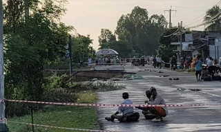 Đoạn sạt lở trên quốc lộ 91 vào rạng sáng nay - Ảnh: Minh Trung.