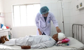 Cứu sống bệnh nhân có khối u não khổng lồ nằm sâu dưới nền sọ