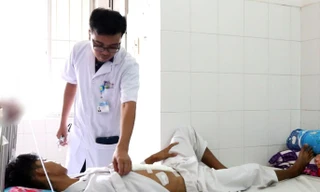 Nam thanh niên được cứu sống thần kỳ sau khi tông đuôi ô tô vỡ tá tràng