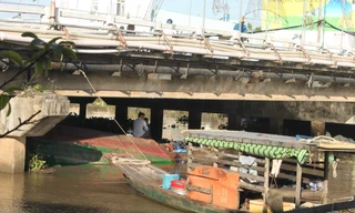 Sà lan chìm dưới gầm cầu, 4 người thoát chết