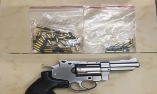 Mua súng trên mạng mang theo phòng thân trong lúc trốn truy nã