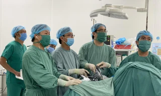 Lấy thành công khối u gần 3kg ra khỏi cơ thể cụ bà U100