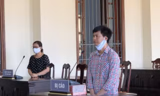 'Nổ' sắp lên chức trưởng khoa để lừa chạy việc cho 10 người
