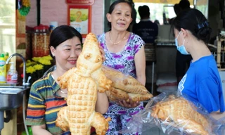 Dân mạng đến tận lò mua bằng được bánh mì cá sấu 'siêu to khổng lồ' 