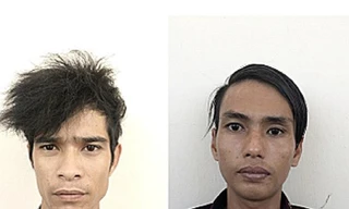 2 thanh niên bị vây bắt khi giật dây chuyền người đàn bà trên đường