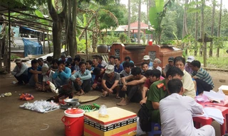 Các đối tượng bị bắt quả tang sát phạt tại trường gà.