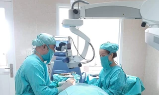 Bị lưỡi cưa gãy văng trúng, người đàn ông suýt phải bỏ một mắt