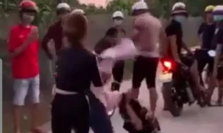 Nữ sinh bị bạn gái ‘yêu râu xanh’ đánh ghen, lột đồ, quay clip