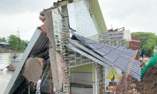 Sạt lở trên quốc lộ 80 'nuốt chửng' 2 căn nhà lúc rạng sáng