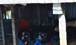 Hóng chuyện bắt thuốc lá lậu, cô gái bị trúng đạn cao su