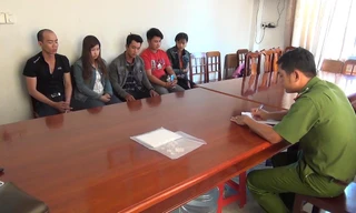 Năm đối tượng trộm xe máy bị bắt giữ. Ảnh: Văn Vũ.