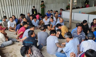 Bắt quả tang 153 đối tượng sát phạt trong kho gạo bỏ hoang