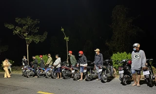 Kịp thời giải tán hơn 50 'quái xế' nhí đua xe trái phép giữa đêm
