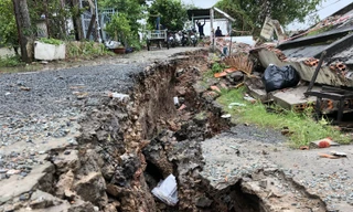 Sông Cần Thơ không ngừng sạt lở, dân bỏ nhà tìm chỗ ở đậu