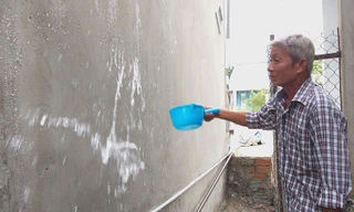 Hai nữ sinh chế 'sơn' chống thấm giá rẻ