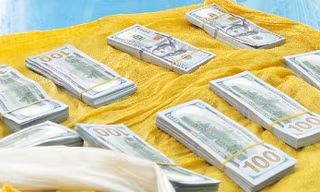 Bắt đối tượng vận chuyển hơn 86.000 USD qua Campuchia