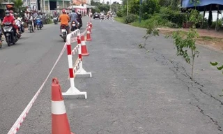 Quốc lộ 91 xuất hiện vết nứt mặt đường đe dọa sạt lở nhà dân