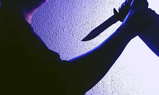 Rút dao đâm tình địch, rạch mặt 'vợ hờ' vì ghen tuông