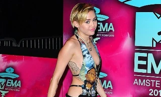 Miley Cyrus lại sexy áp đảo trên thảm đỏ EMA 2013