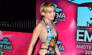 Miley Cyrus lại sexy áp đảo trên thảm đỏ EMA 2013