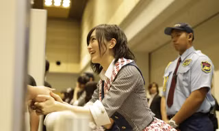 Fan service: Đã đến lúc hiểu đúng cụm từ “thần tượng bạn có thể gặp”