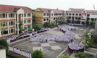 Học sinh xếp hình bản đồ Việt Nam trong lễ chào cờ