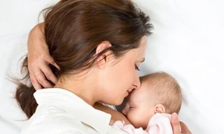 Trẻ em ngày nay bị cai sữa mẹ quá sớm