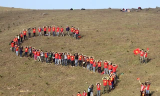 80 bạn trẻ xếp hình chữ S trên Đồng Cao