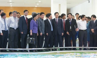 Thủ tướng Nguyễn Tấn Dũng tham quan mô hình Quy hoạch chung xây dựng Thủ đô Ảnh: TTXVN