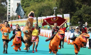 Khủng long bạo chúa trên đường chạy Tiền Phong Marathon 
