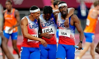 Các nam VĐV điền kinh Mỹ giành HCV thứ 2 tại Olympic Tokyo