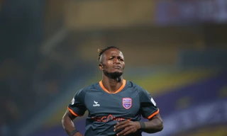 Bình Dương sa thải ngoại binh từng sút bóng vào phóng viên?