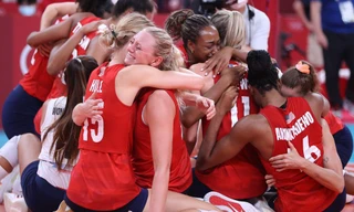 Các tuyển thủ bóng chuyền Mỹ vỡ òa sau khi giành HCV.