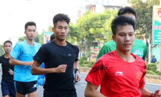 Trịnh Quốc Lượng (áo đen) chuyển sang cự ly 42,195km tại Tiền Phong Marathon 2021. Ảnh: Như Ý