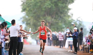 VĐV Phạm Tiến Sản trên đường chạy Tiền Phong Marathon 2021