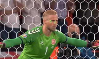 Thủ thành Kasper Schmeichel bị chiếu laser trước khi bắt 11m