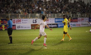 Văn Toàn ghi bàn thắng ấn định tỉ số 2-1 cho HAGL